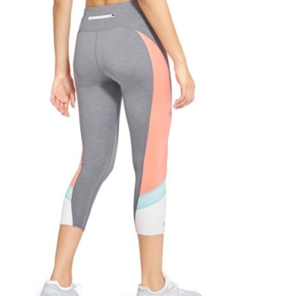 Athleta Women’s Gray Sonar Capri Color Block Athletic Leggings size Small